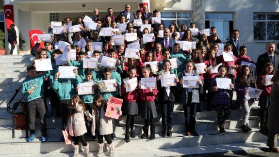 İzmirde Öğrencilerin Karne Sevinci