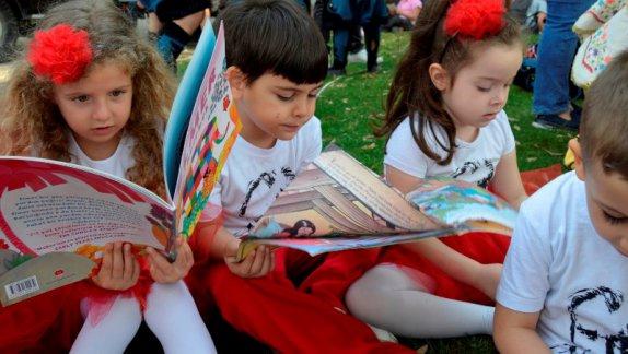 Anneler Günü Kitap Okuma Şenliği Coşkulu Katılımla Gerçekleştirildi
