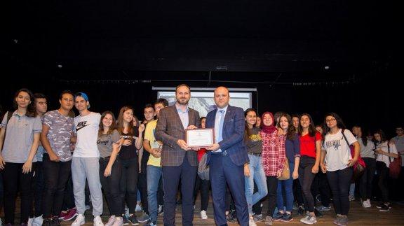 İzmir İl Milli Eğitim Müdürlüğü İlham Veren Buluşmalar Eğitim Etkinliğinde Uzman Psikolog Mehmet Dinç İle Lise Öğrencilerini Bir Araya Getirdi