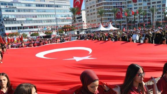 İzmirde 29 Ekim Cumhuriyet Bayramı Coşkusu
