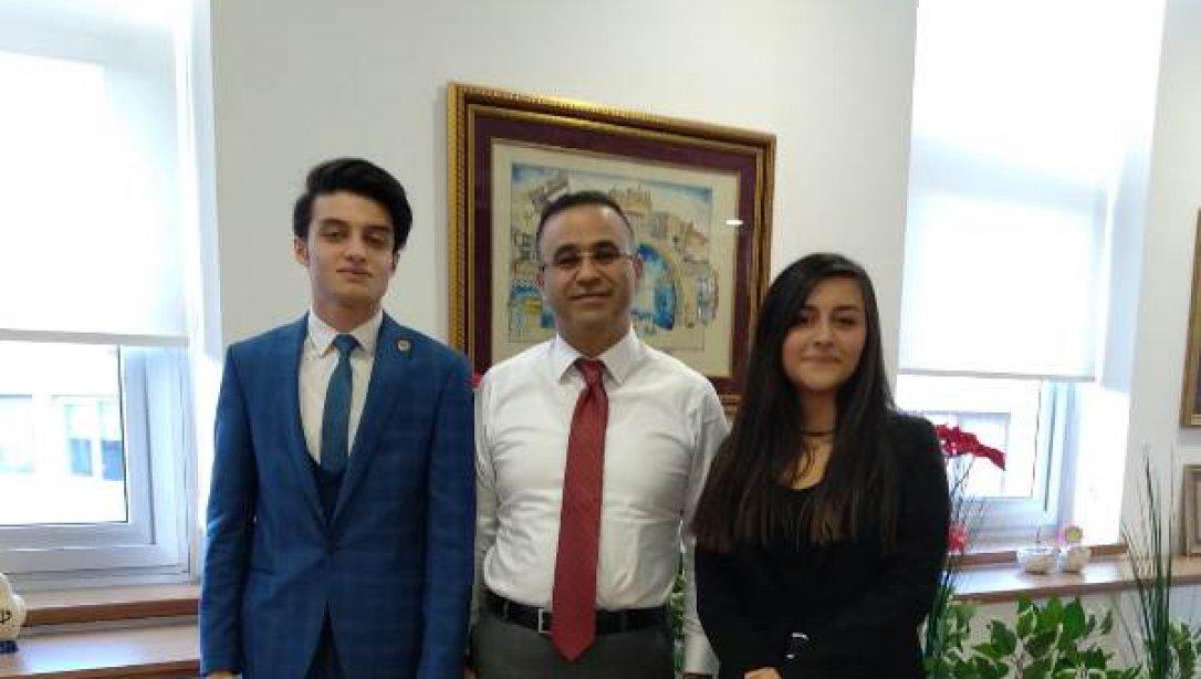 İzmir İl Milli Eğitim Müdürü Dr. Ömer Yahşi İl Öğrenci Meclisi Başkanı ve Başkan Vekilini Makamında Kabul Etti