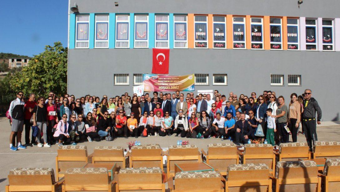 İzmir İl Milli Eğitim Müdürlüğü'nün düzenlediği öğretmenler arası oryantiring yarışması renkli görüntülere sahne oldu.