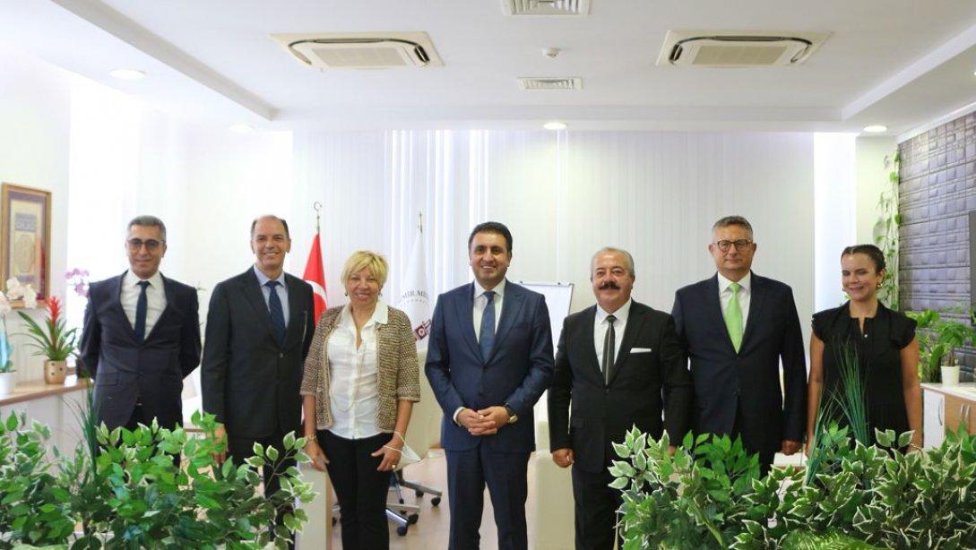 İzmir Ticaret Borsası Başkanı Işınsu Kestelli ve yönetim kurulu üyeleri İl Milli Eğitim Müdürümüz Dr.Murat Mücahit Yentür' ü ziyaret etti.