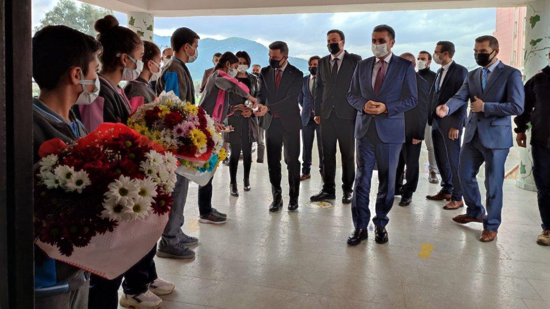 İzmir İl Milli Eğitim Müdürü Dr. Murat Mücahit Yentür, Kiraz'da İncelemelerde Bulundu
