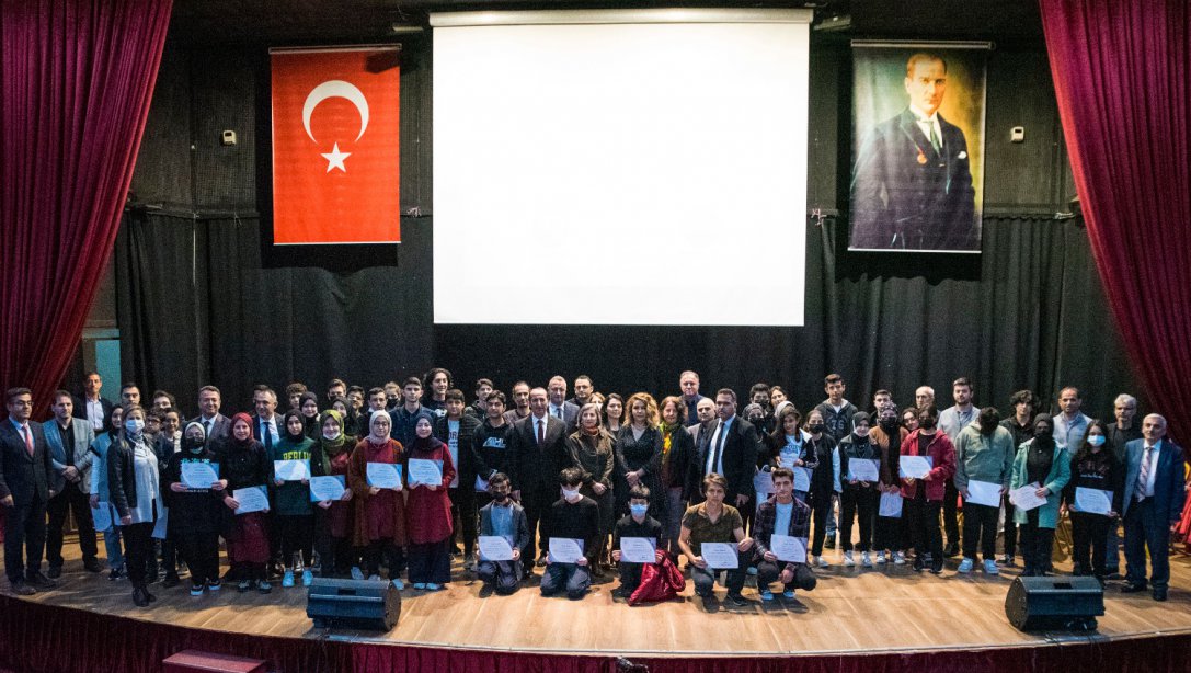 İzmir İl Milli Eğitim Müdürlüğü Ortaokul ve Liselerarası Bilgi Yarışması Finalleri Gerçekleştiriliyor