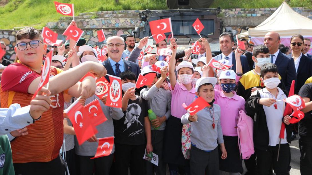 İzmir İl Milli Eğitim Müdürlüğü ve İzmir İl Emniyet Müdürlüğü İş Birliği İle '23 Nisan Ulusal Egemenlik ve Çocuk Bayramı' Kutlama Programı Gerçekleştirildi