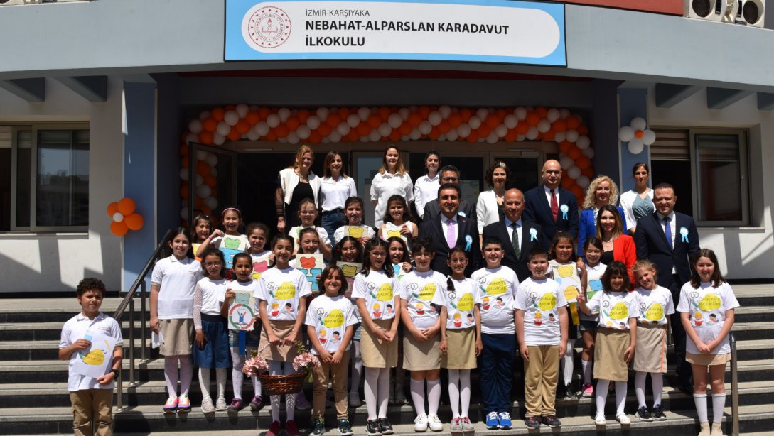 İzmir İl Milli Eğitim Müdürü Dr. Murat Mücahit Yentür, Küçük Eller Güçlü Kalemler'in İmza Gününe Katıldı