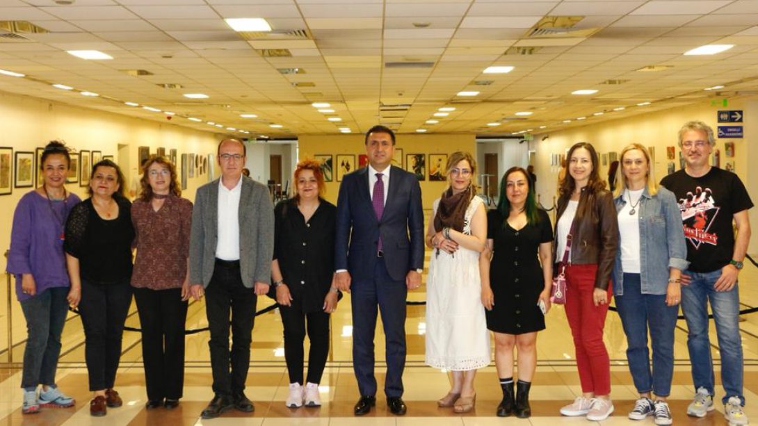 İzmir İl Milli Eğitim Müdürü Dr. Murat Mücahit Yentür 'ArtİZ Uluslararası Karma Resim Sergisi'ni Ziyaret Etti