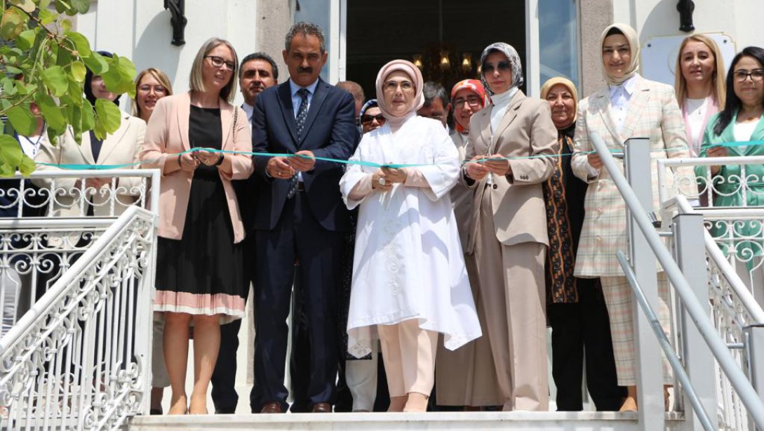 Olgunlaşma Ensitüleri 'İzmir Kültür Sanat Merkezi' Kapılarını Açtı