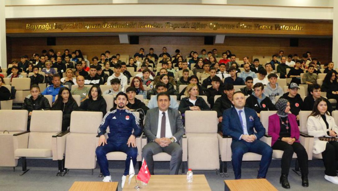 İzmir İl Milli Eğitim Müdürlüğünde Avrupa ve Dünya Şampiyonu Güreşçi Kerem Kamal İle Söyleşi Programı Düzenlendi