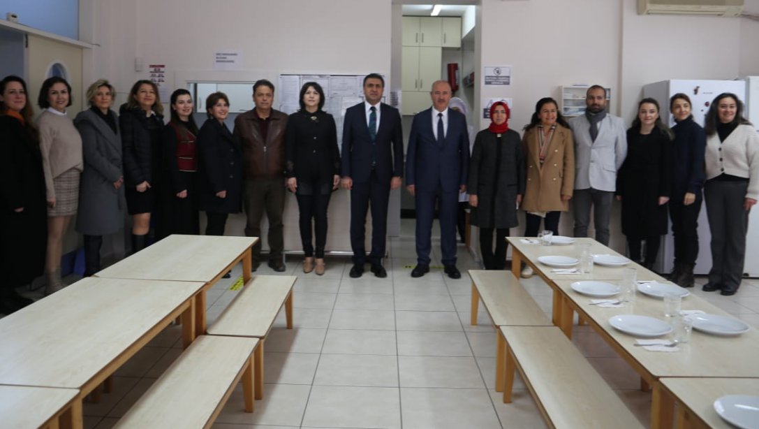 İzmir İl Milli Eğitim Müdürü Dr. Murat Mücahit Yentür Ücretsiz Yemek Hazırlıklarını Yerinde Ziyaret Ederek İncelemelerde Bulundu 