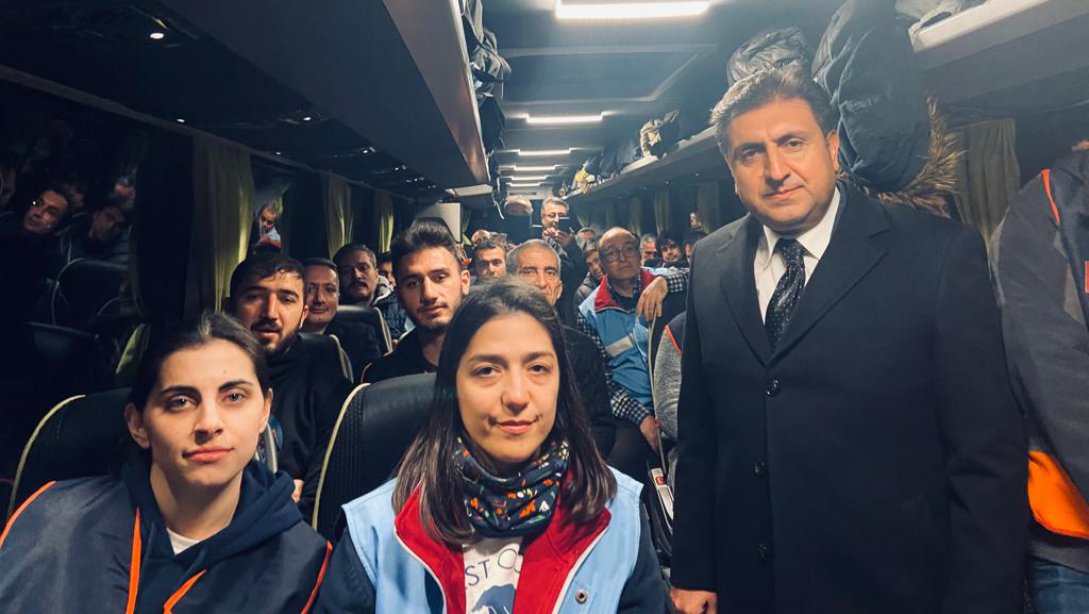 İzmir İl Milli Eğitim Müdürlüğünün AFAD Koordinesindeki Gönüllü Personeli Deprem Bölgesine Gitmek Üzere Yola Çıktı