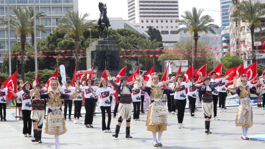 19 Mayıs Atatürk'ü Anma, Gençlik ve Spor Bayramı İzmir'de Coşkuyla Kutlandı