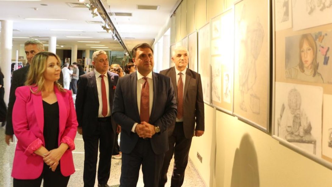 İzmir İl Milli Eğitim Müdürü Dr. Murat Mücahit Yentür Ümran Baradan Güzel Sanatlar Lisesinin Yıl Sonu Sergisine Katıldı