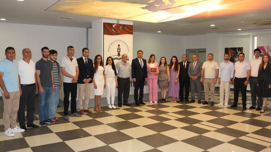 Azerbaycanlı Öğretmen ve Eğitim Yöneticileri İzmir İl Milli Eğitim Müdürü Dr. Murat Mücahit Yentür'ü Makamında Ziyaret Etti