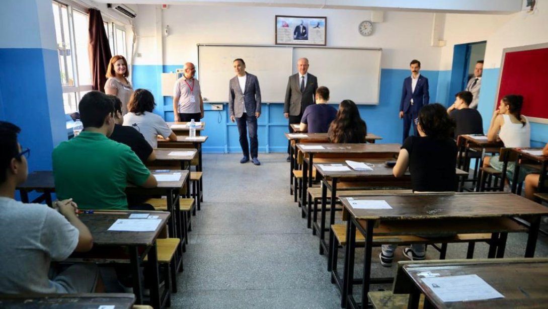 İzmir İl Milli Eğitim Müdürü Dr. Ömer Yahşi, İlköğretim ve Ortaöğretim Kurumları Bursluluk Sınavına Giren Öğrencilerin Heyecanına Ortak Oldu