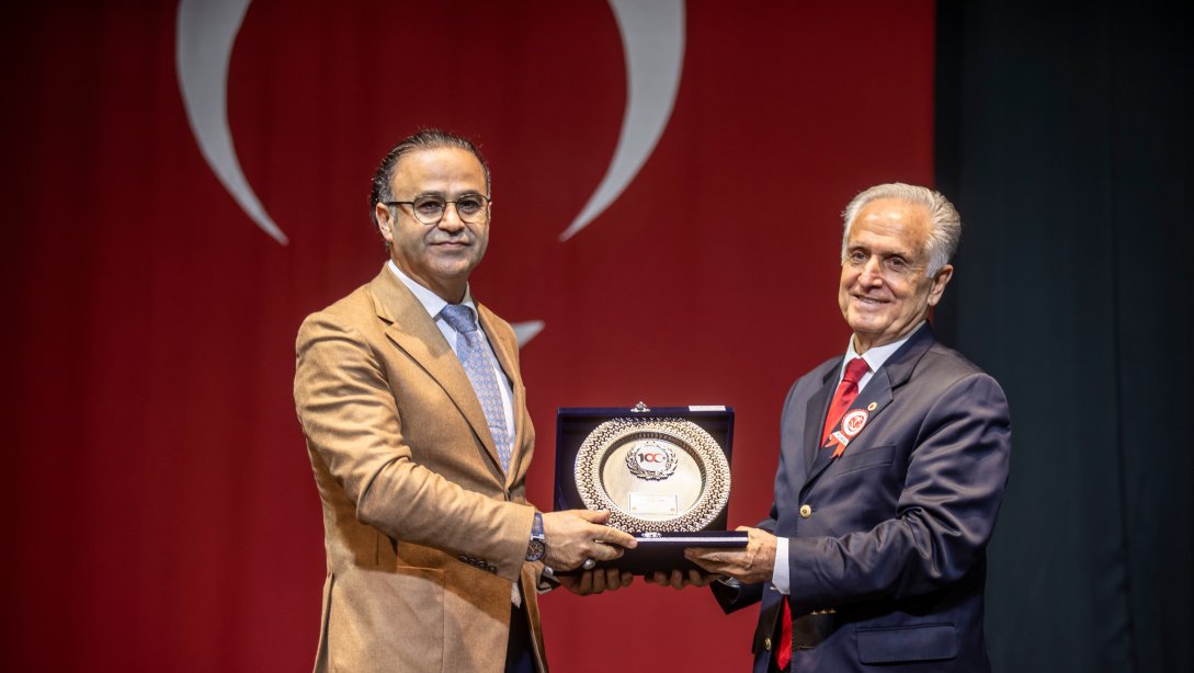İzmir İl Milli Eğitim Müdürü Dr. Ömer Yahşi Onur Ödülü Aldı