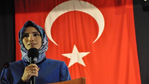 Saygıdeğer Hanımefendi, Sümeyye Erdoğan Bayraktar İzmirde Öğrencilerin Sorularını Cevapladı