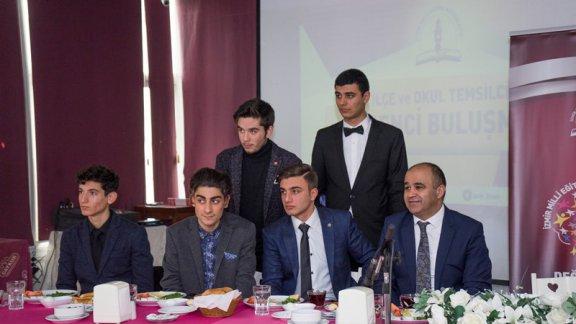 İzmir İl Milli Eğitim Müdürü Ömer Yahşi Kahvaltıda Öğrenci Temsilcileri ile Buluştu