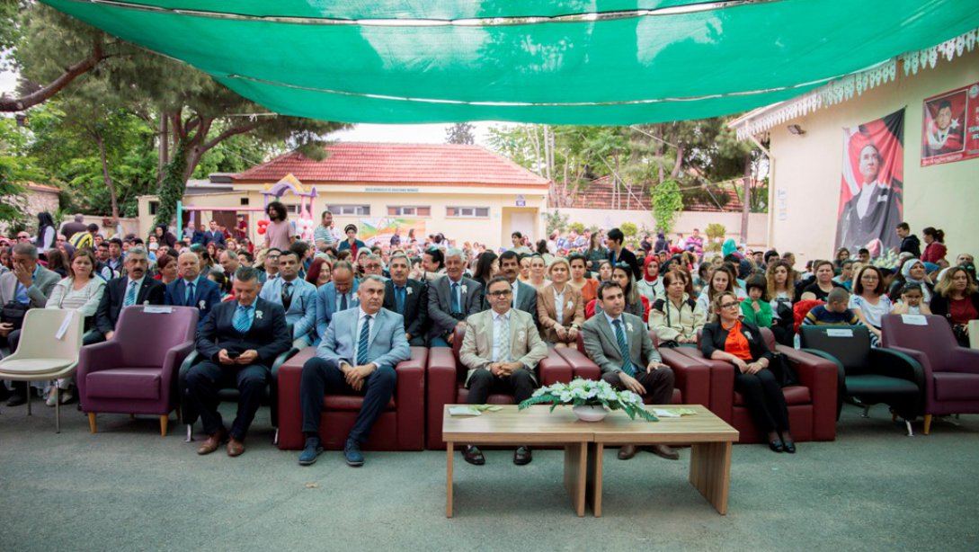 İzmir'de İki Bin Beş Yüz Öğrenci 