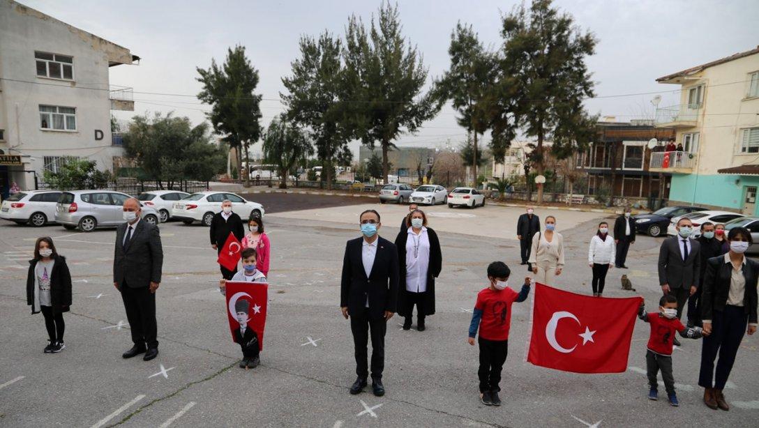 İzmirliler İstiklal Marşı'nı Hep Bir Ağızdan Okudu