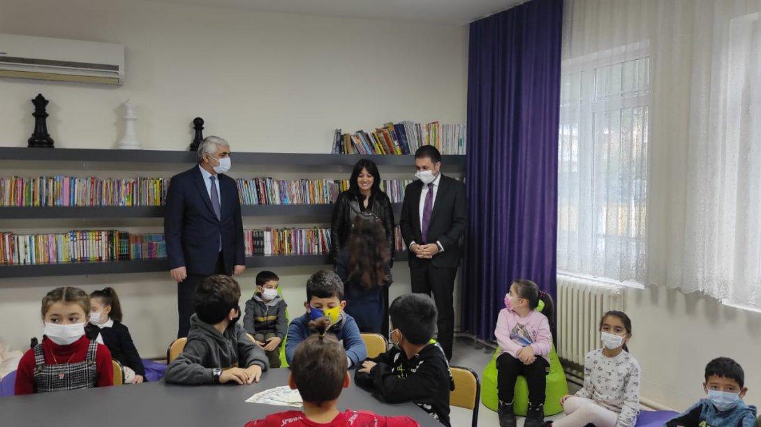 İzmir İl Milli Eğitim Müdürü Dr. Murat Mücahit Yentür, 'Sayra ve Çınar' Anısına Kurulan Kütüphanenin Açılışını Gerçekleştirdi