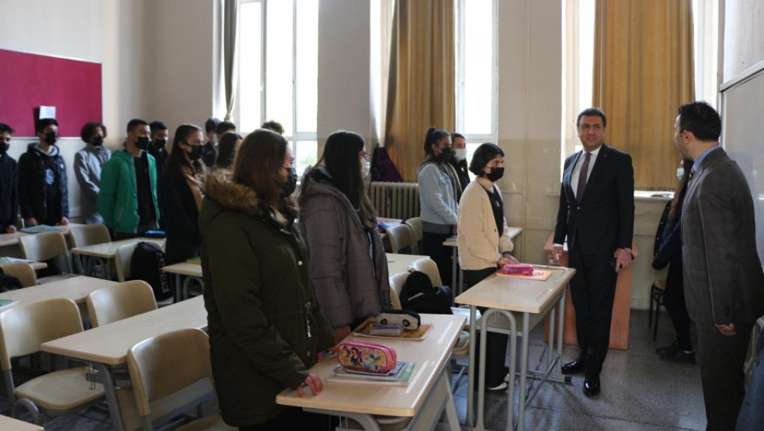 İzmir İl Milli Eğitim Müdürü Dr. Murat Mücahit Yentür, Okul Ziyaretlerini Sürdürüyor