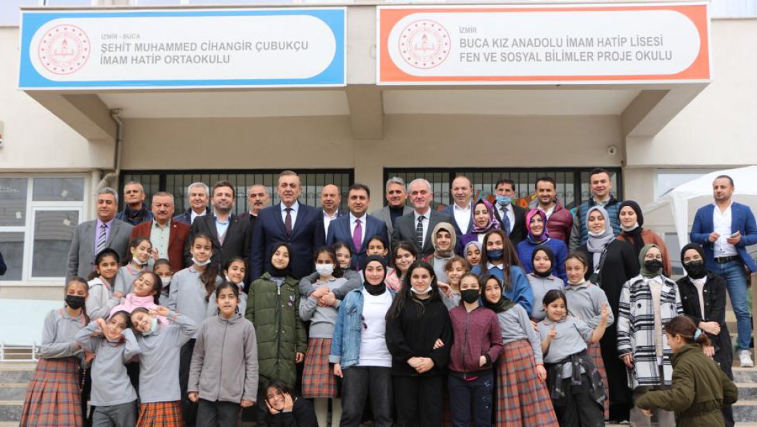 İzmir İl Milli Eğitim Müdürü Dr. Murat Mücahit Yentür, Buca Kız Anadolu İmam Hatip Lisesinin Bahar Şenliğine Katıldı