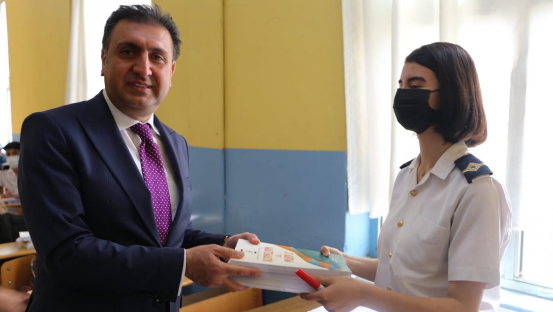 İzmir İl Milli Eğitim Müdürlüğü, Ramazan Bayramı Öncesi Yardımcı Kaynak Kitaplarının Dağıtımına Başladı