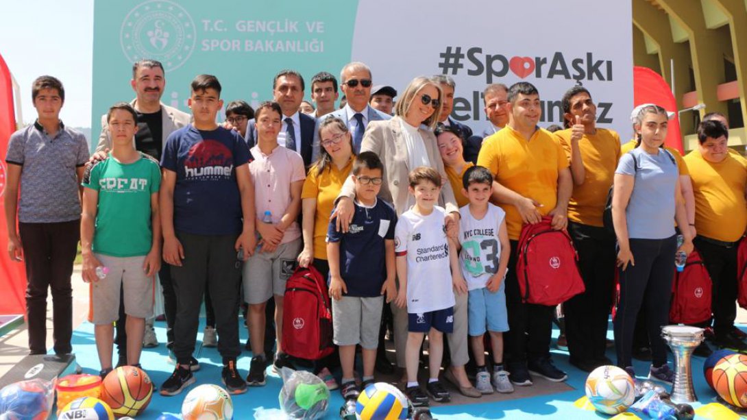 İzmir Gençlik ve Spor İl Müdürlüğünün Spor Malzemeleri Dağıtım Töreni Gerçekleştirildi