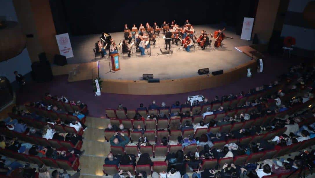 İzmir İl Millî Eğitim Müdürü Dr. Murat Mücahit Yentür, Ümran Baradan Güzel Sanatlar Lisesi Orkestrası ve Çok Sesli Koro Konserine Katıldı