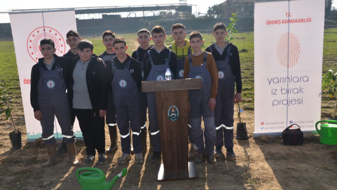 Ödemiş Mesleki ve Teknik Anadolu Lisesinde Gerçekleşen 500 Meyve Fidanı Dikimi İle Tarım Alanı Faaliyetleri İzmir'de Aralıksız Devam Ediyor