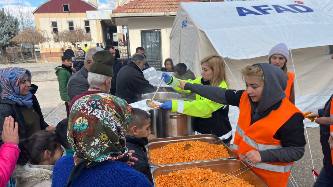İzmir İl Milli Eğitim Müdürlüğü Depremzedelerin Gıda İhtiyacına Destek Olmak İçin Var Gücüyle Çalışıyor