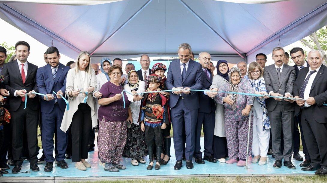 Milli Eğitim Bakanı Mahmut Özer, Urla Barbaros Köy Yaşam Merkezinin Açılışını Gerçekleştirdi