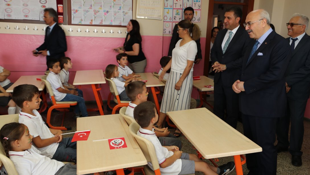 2022-2023 Eğitim Öğretim Yılını Tamamlayan İzmirli Öğrenciler Karnelerini Aldı