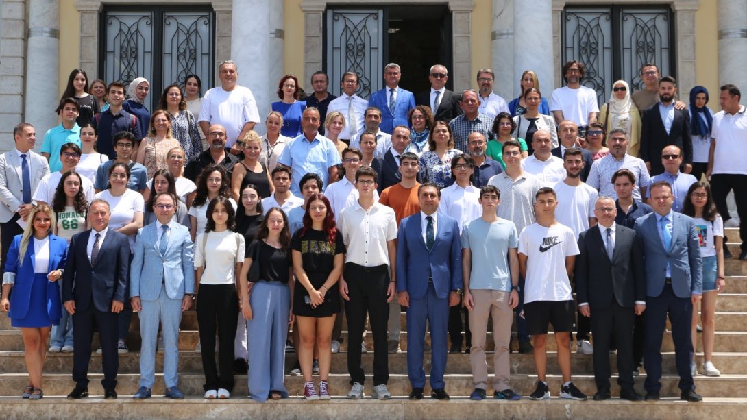 İzmir İl Milli Eğitim Müdürlüğü, 2023 Yükseköğretim Kurumları Sınavı'nda (YKS) Dereceye Giren Öğrencileri Ağırladı