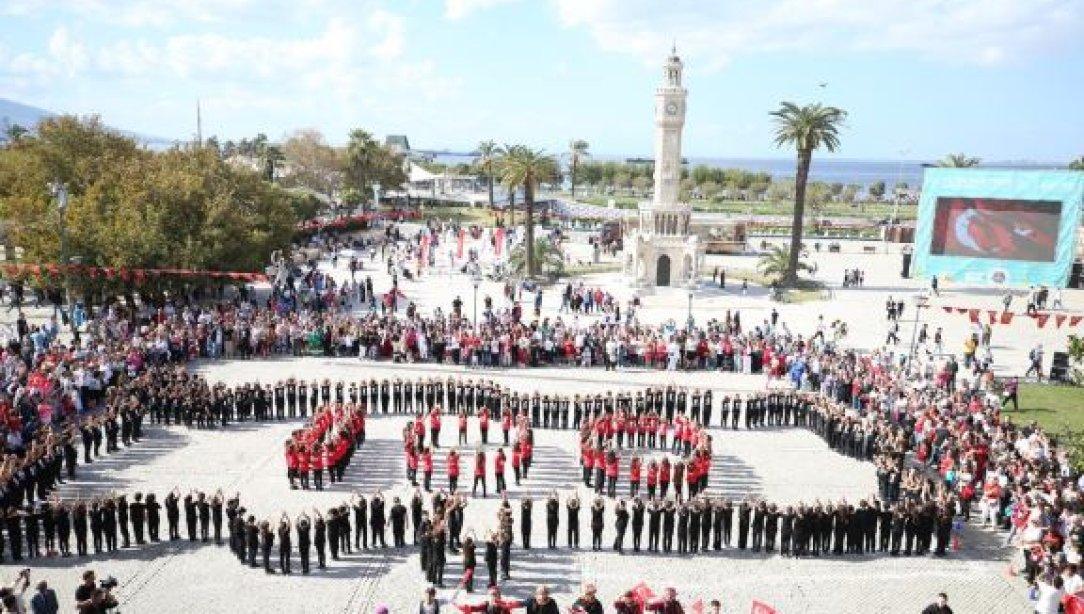 İzmir İl Milli Eğitim Müdürlüğü 100. Yıl Coşkusunu Meydanlara Taşımaya Devam Ediyor