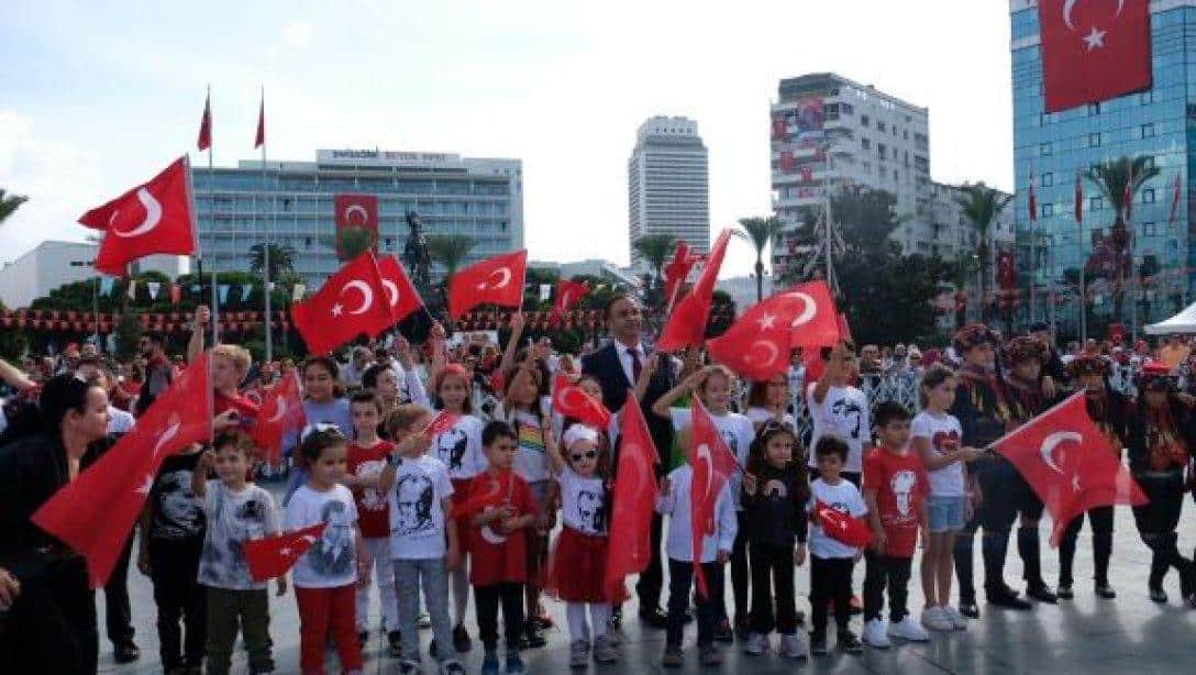Cumhuriyetin 100. Yılı İzmir'de Coşkuyla Kutlandı