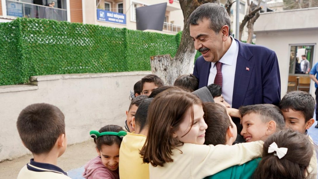 Millî Eğitim Bakanı Yusuf Tekin Kemalpaşa Merkez Cumhuriyet İlkokulunu Ziyaret Etti