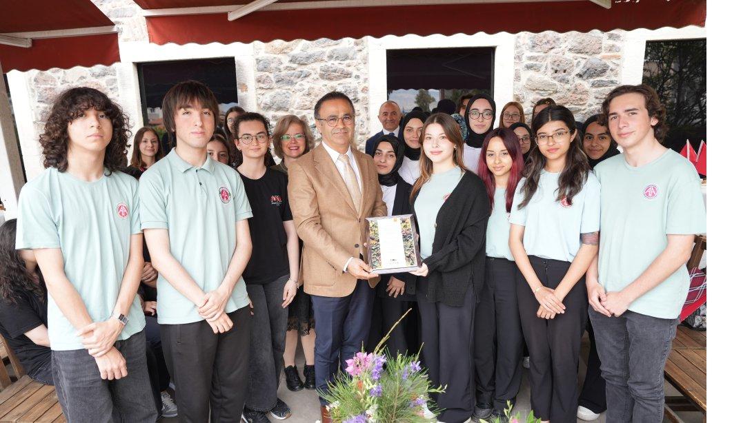 İzmir İl Milli Eğitim Müdürü Dr. Ömer Yahşi Gençlerle Bir Araya Geldi