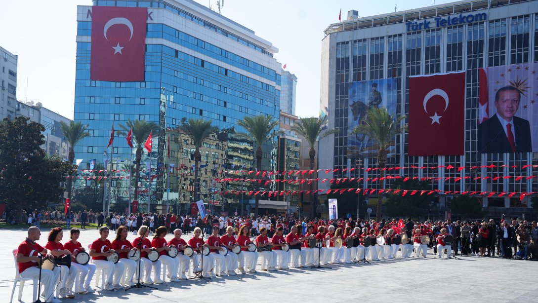 Cumhuriyetin 101. Yılı İzmir'de Büyük Coşkuyla Kutlandı