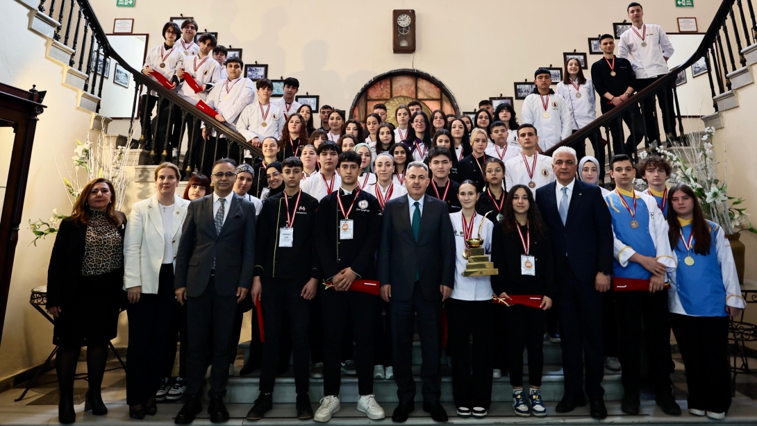 İzmir İl Milli Eğitim Müdürlüğü, 21. Uluslararası İstanbul Yemek Yarışması ve Gastro Antalya Yemek Yarışmasında Dereceye Giren Öğrencilerle Bir Araya Geldi