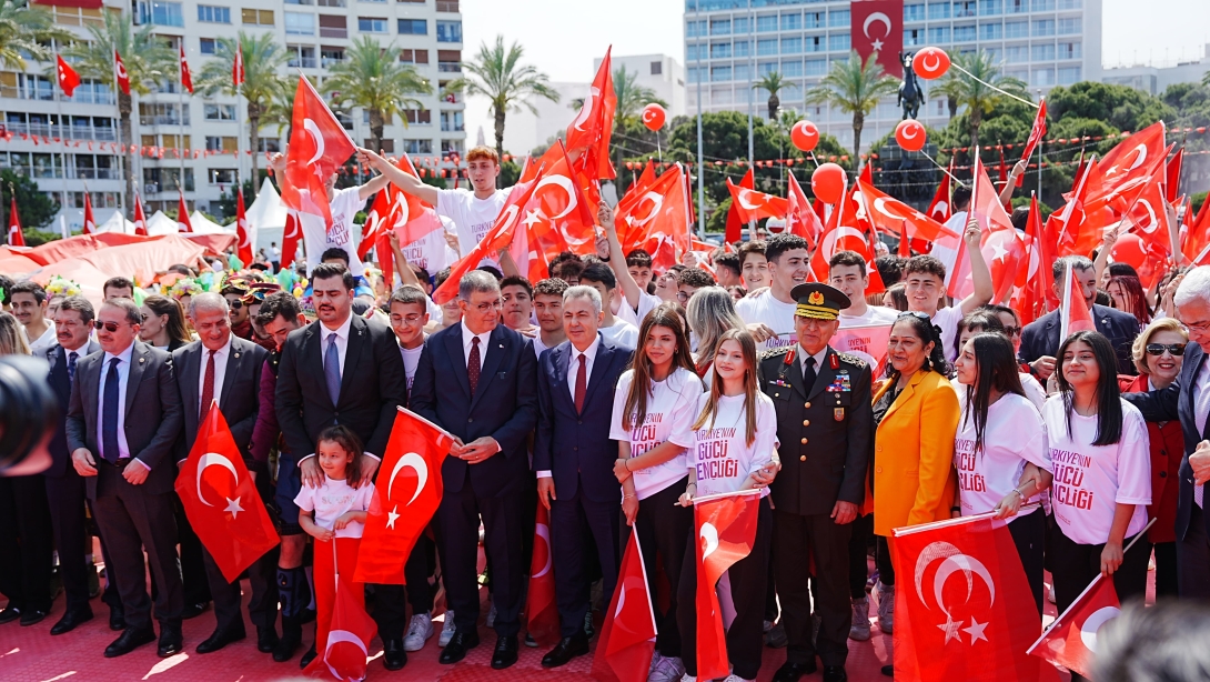 İzmir'de 19 Mayıs Atatürk'ü Anma, Gençlik ve Spor Bayramı Coşkuyla Kutlandı