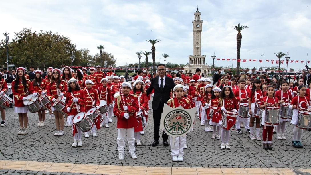 29 Ekim Cumhuriyet Bayramı Etkinlikleri, İzmir'de Büyük Bir Coşkuyla Devam Ediyor