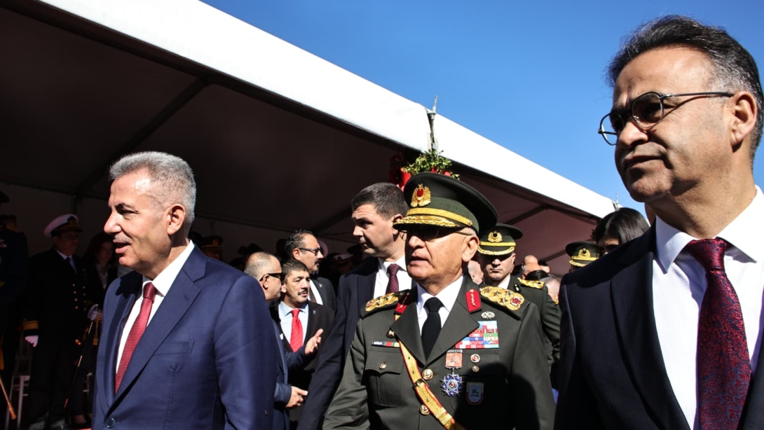 İzmir'de 29 Ekim Cumhuriyet Bayramı Coşkuyla Kutlandı